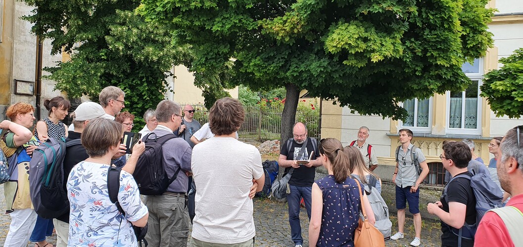 „Auf sorbischen Spuren“ – Exkursion des Sorbischen Instituts nach Varnsdorf, 24.06.2022: im Hintergrund das Pfarrhaus auf dem Edvard-Beneš-Platz, wo einst die sorbische Künstlerin und Grafikerin Hanka Krawcec (1901–1990) lebte. Foto: Jana Piňosová