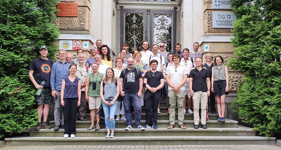 „Auf sorbischen Spuren“ – Exkursion des Sorbischen Instituts nach Varnsdorf, 24.06.2022: hier vor dem Schulgebäude in der Straße Střelecká, wo in den Jahren 1947–1949 das erste sorbische Gymnasium untergebracht war. Foto: Jana Piňosová