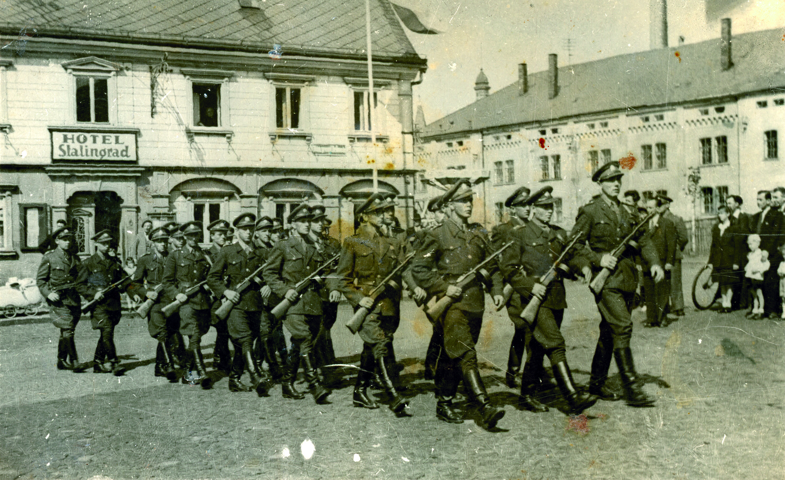 Československá armáda na náměstí; někdejší Pohlův hostinec přejmenován na Hotel Stalingrad, cca 1950 (zdroj: Muzeum Varnsdorf)