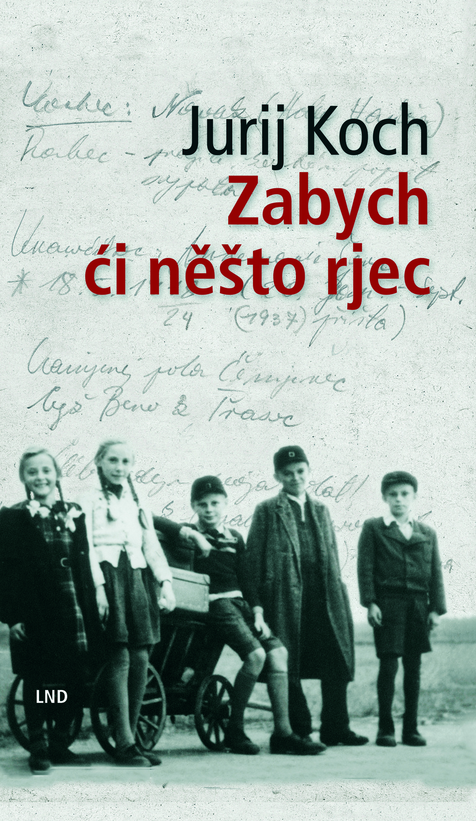 Naučná stezka navazuje na vzpomínky bývalých žáků na poválečný Varnsdorf. Příkladem je Jurij Koch (*1936), lužickosrbský spisovatel a dramatik. (zdroj: Ludowe nakładnistwo Domowina, Budyšin/​Domowina-Verlag, Bautzen)