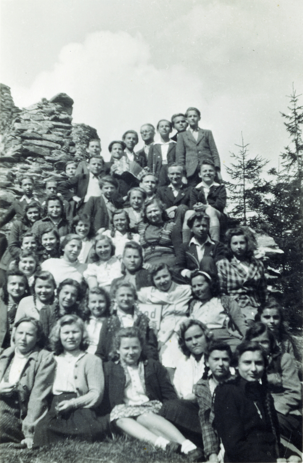 Lužickosrbští žáci z Varnsdorfu na výletě na hrad Tolštejn, 1947 (zdroj: v soukromém vlastnictví)