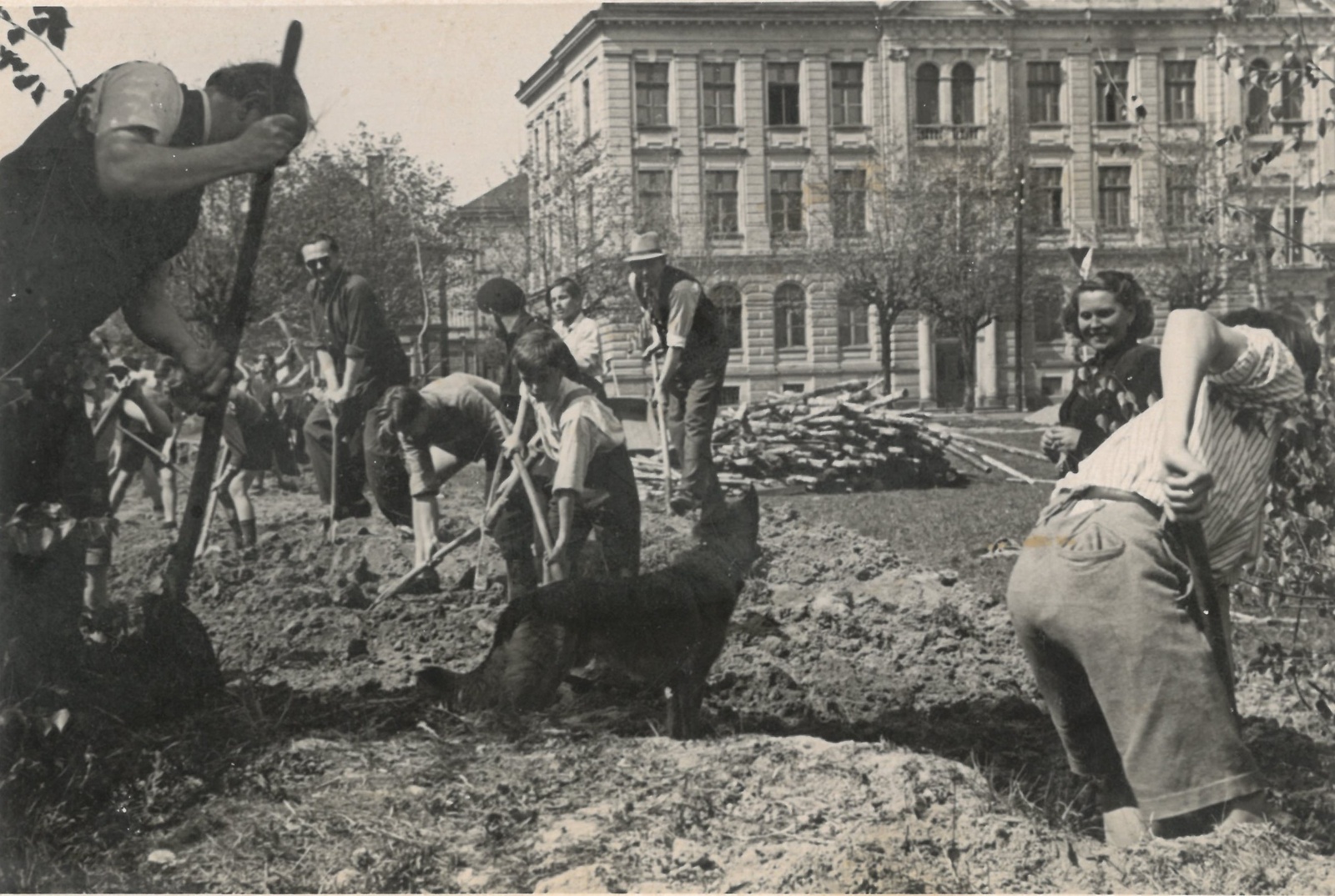 Žáci gymnázia spolu s učiteli na pracovní brigádě 9. května 1947 ve Varnsdorfu. (zdroj: Serbski kulturny archiw, Budyšin/​Sorbisches Kulturarchiv, Bautzen)