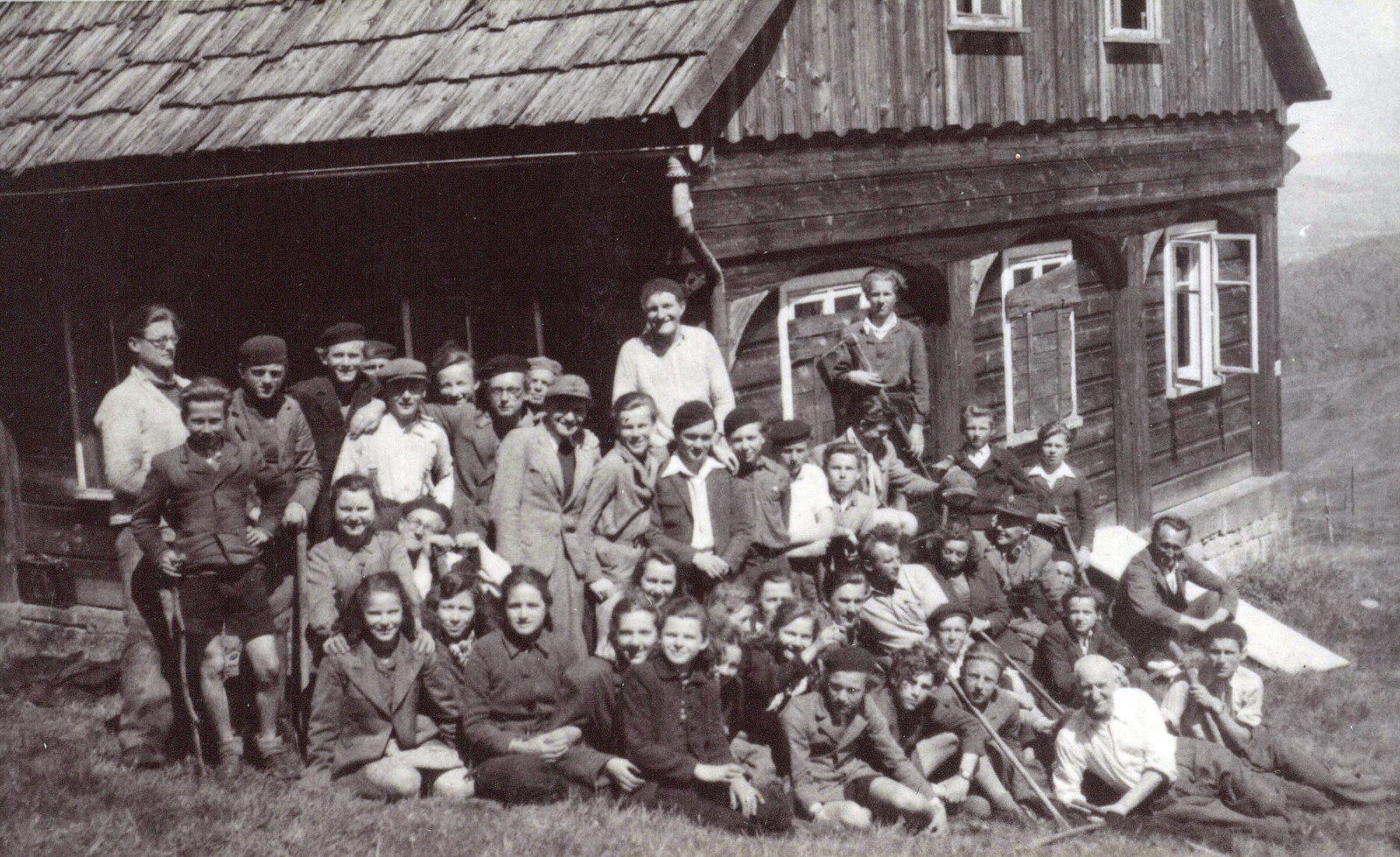 Lužickosrbští žáci z Varnsdorfu na brigádě v lese, Jiřetín pod Jedlovou, duben 1949. (zdroj: Serbski kulturny archiw, Budyšin/​Sorbisches Kulturarchiv, Bautzen)