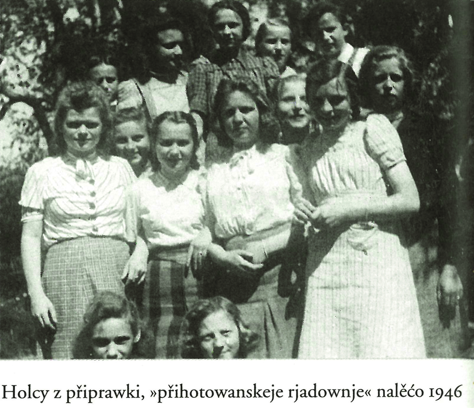 Lužickosrbská děvčata z přípravky ve Varnsdorfu, 1946. (zdroj: v soukromém vlastnictví)