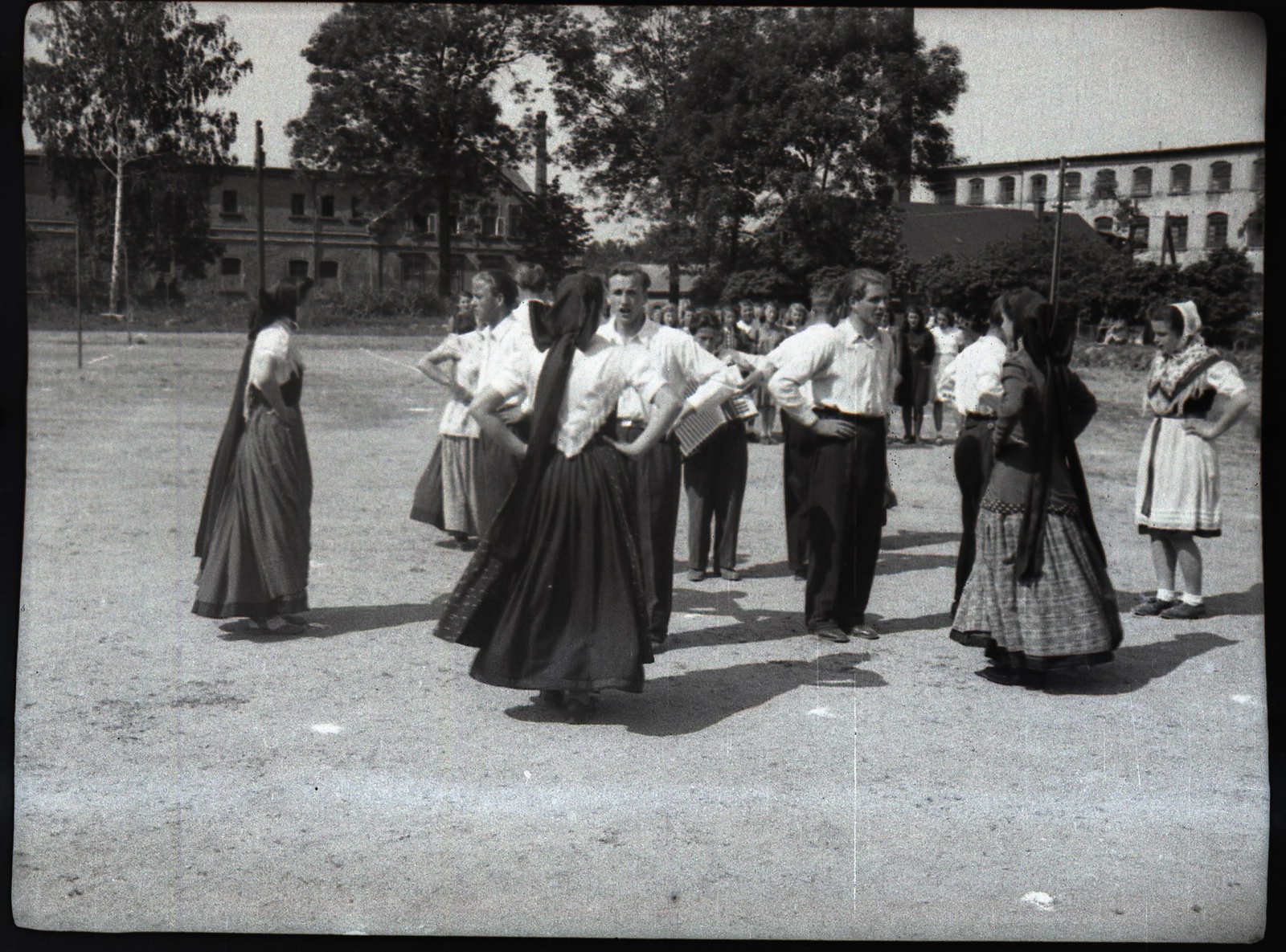 Lužickosrbská mládež z Varnsdorfu tančí „Šewca“, tradiční tanec; cca 1948. (zdroj: Serbski kulturny archiw, Budyšin/​Sorbisches Kulturarchiv, Bautzen)