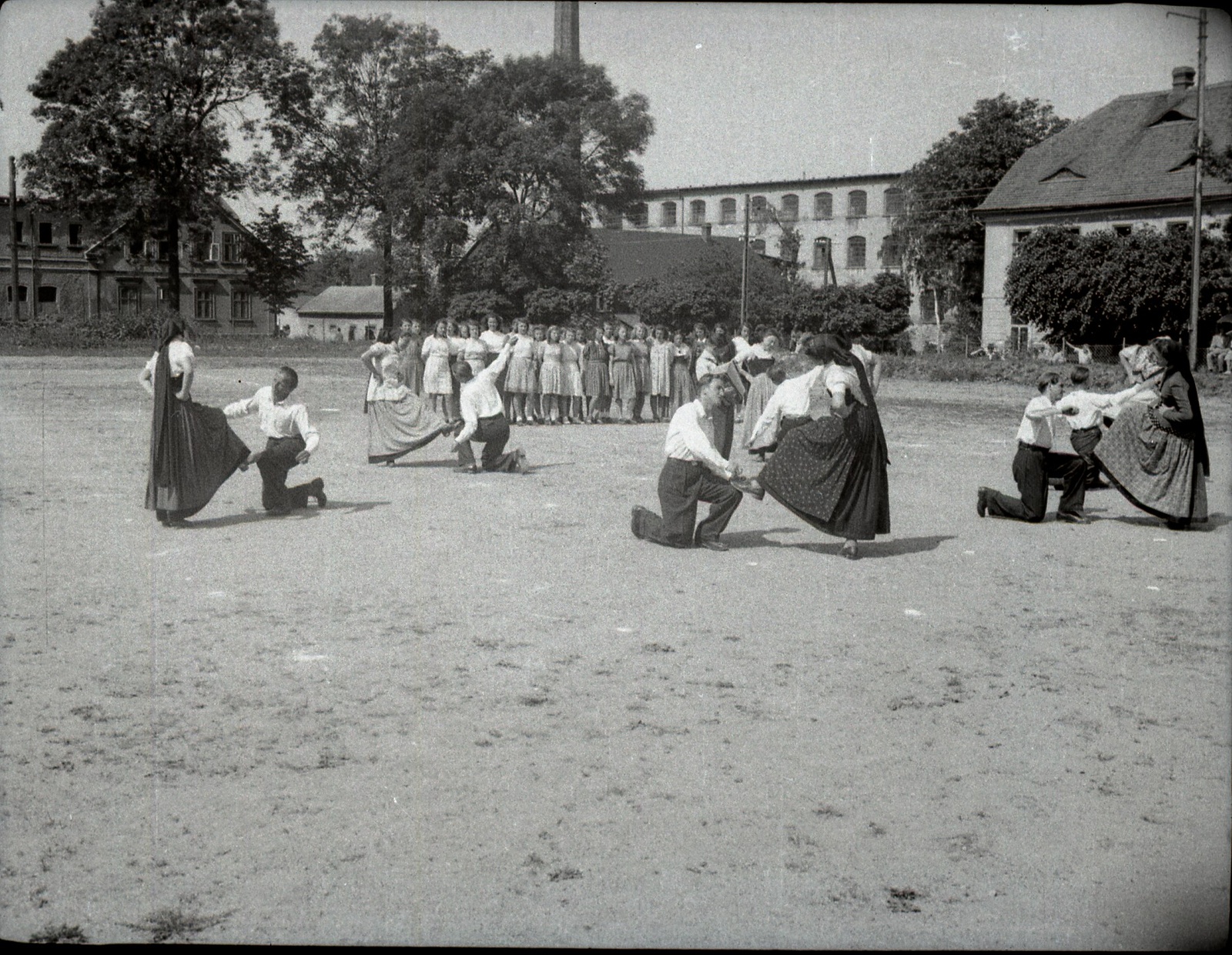 Lužickosrbská mládež z Varnsdorfu tančí „Šewca“, tradiční tanec; cca 1948. (zdroj: Serbski kulturny archiw, Budyšin/​Sorbisches Kulturarchiv, Bautzen)