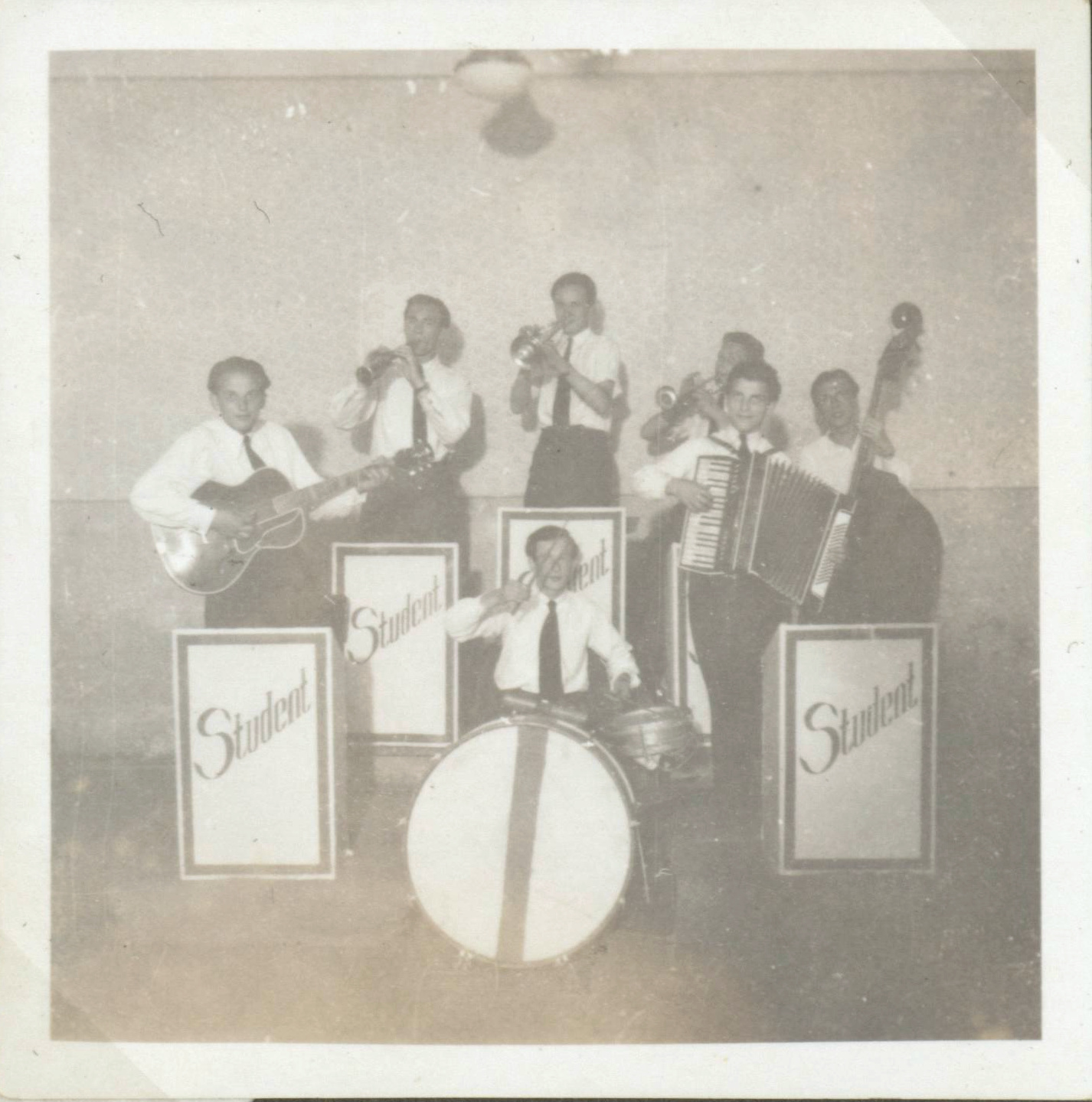 Hudební kapela Student, kterou si Lužickosrbští žáci ve Varnsdorfu založili; 1949. (zdroj: Serbski kulturny archiw, Budyšin/​Sorbisches Kulturarchiv, Bautzen)