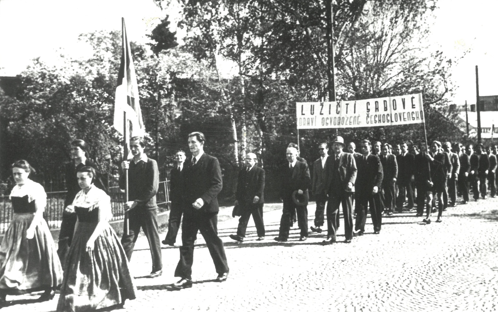 Lužičtí Srbové na prvomájovém průvodu 1. května 1948. (zdroj: Serbski kulturny archiw, Budyšin/​Sorbisches Kulturarchiv, Bautzen)