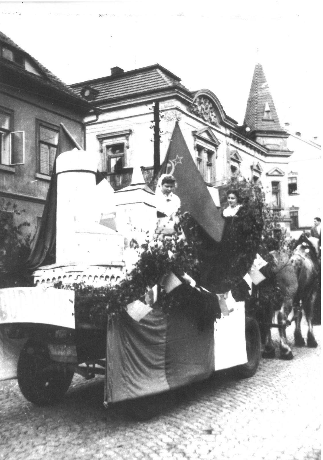 Vůz Lužických Srbů 1. května 1948 ve Varnsdorfu. (zdroj: Serbski kulturny archiw, Budyšin/​Sorbisches Kulturarchiv, Bautzen)