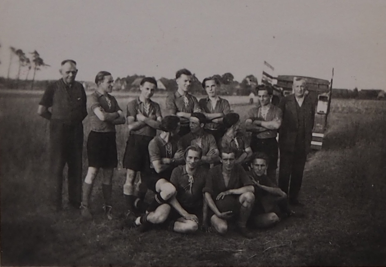 Lužickosrbští fotbalisté; cca 1948. (zdroj: Serbski kulturny archiw, Budyšin/​Sorbisches Kulturarchiv, Bautzen)