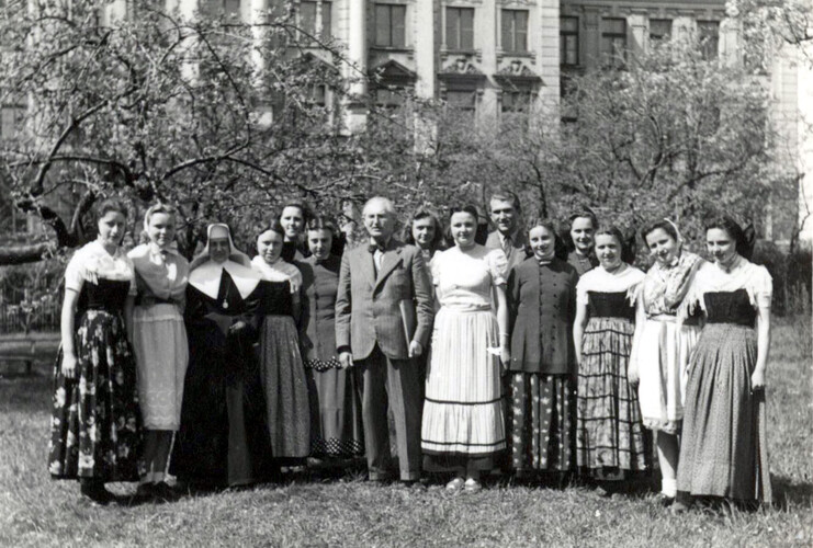 Lužickosrbské dívky s řádovou sestrou-boromejkou; cca 1947. (zdroj: Serbski kulturny archiw, Budyšin/​Sorbisches Kulturarchiv, Bautzen)