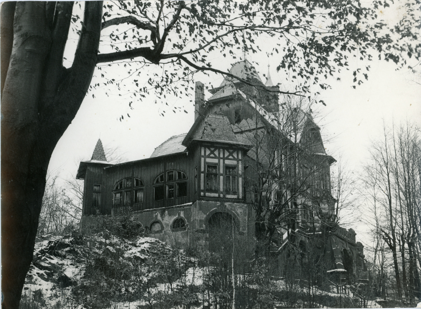 Věž varnsdorfského hrádku sloužila jako pozorovatelna pohraniční stráže; foto z roku 1965. (zdroj: Muzeum Varnsdorf)